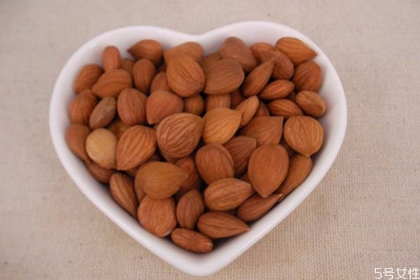 苦杏仁和甜杏仁怎么區(qū)分呢 苦杏仁市場價格是怎么樣的呢 苦杏仁和甜杏仁怎么區(qū)分呢 苦杏仁市場價格是怎么樣的呢