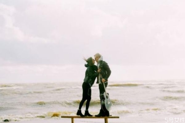 什么樣的男生一看就沒有談過戀愛 沒談過戀愛的男生特點 什么樣的男生一看就沒有談過戀愛 沒談過戀愛的男生特點