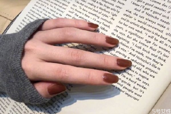 秋冬美甲選什么顏色 美甲選顏色有什么技巧 秋冬美甲選什么顏色 美甲選顏色有什么技巧