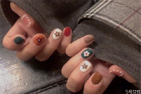 秋冬美甲選什么顏色 美甲選顏色有什么技巧 秋冬美甲選什么顏色 美甲選顏色有什么技巧