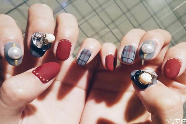 美甲先封層還是先貼鉆 美甲貼鉆步驟 美甲先封層還是先貼鉆 美甲貼鉆步驟