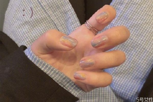 秋冬美甲選什么顏色 美甲選顏色有什么技巧 秋冬美甲選什么顏色 美甲選顏色有什么技巧