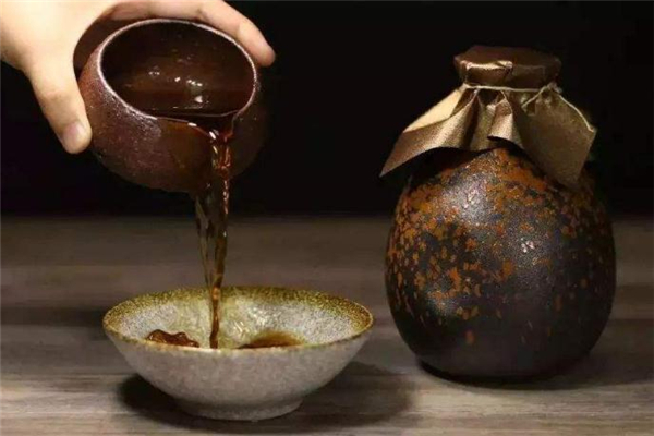 黃酒可以空腹喝嗎 喝黃酒好還是白酒好 黃酒可以空腹喝嗎 喝黃酒好還是白酒好