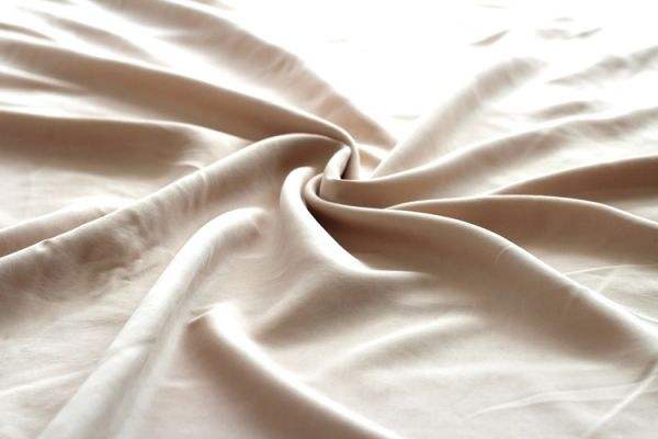 絲綢面料有哪些好處 絲綢面料保養(yǎng)技巧 絲綢面料有哪些好處 絲綢面料保養(yǎng)技巧