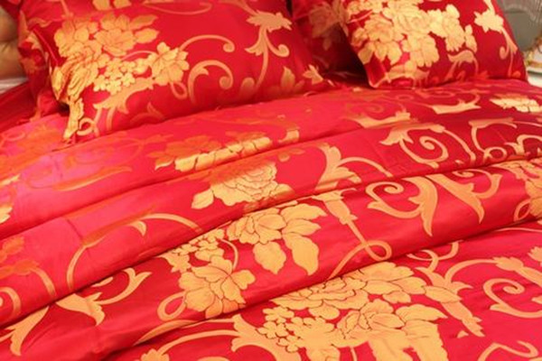 桑蠶絲面料的特點(diǎn) 鑒別桑蠶絲面料的方法 桑蠶絲面料的特點(diǎn) 鑒別桑蠶絲面料的方法