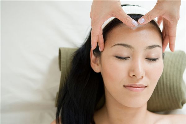 茶油可以涂臉嗎 純天然茶油涂臉有什么好處 茶油可以涂臉嗎 純天然茶油涂臉有什么好處