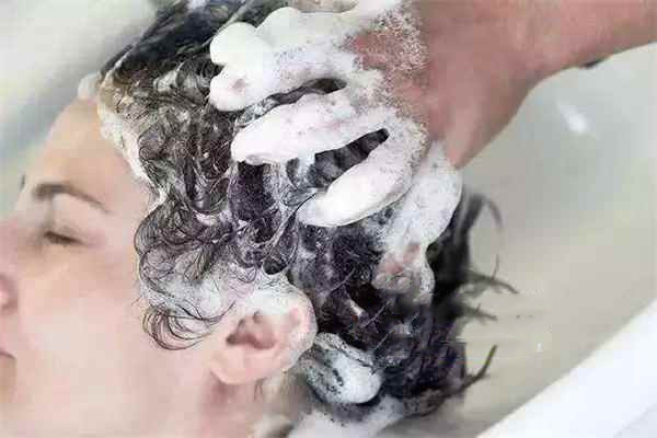 每天洗頭發(fā)有什么危害 洗頭發(fā)怎么按摩頭皮 每天洗頭發(fā)有什么危害 洗頭發(fā)怎么按摩頭皮