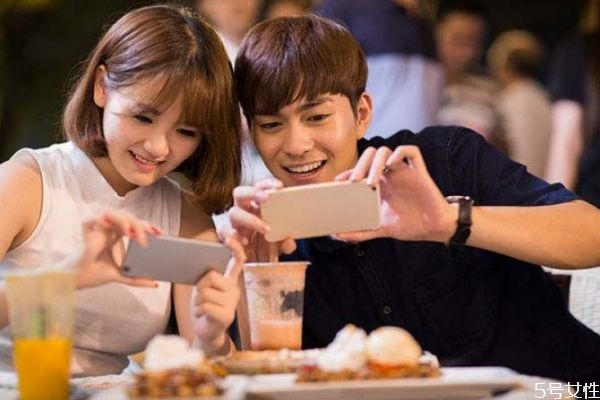 第一次追女生怎么聊天不尷尬 跟女生聊天聊什么不尷尬 第一次追女生怎么聊天不尷尬 跟女生聊天聊什么不尷尬