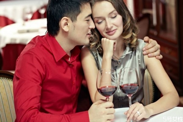 第一次追女生怎么聊天不尷尬 跟女生聊天聊什么不尷尬 第一次追女生怎么聊天不尷尬 跟女生聊天聊什么不尷尬