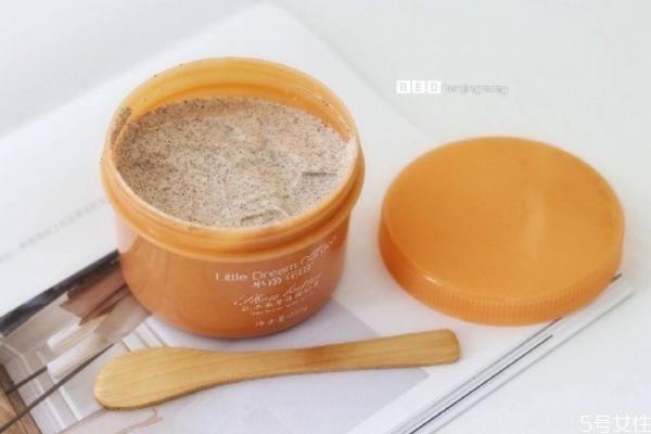 磨砂膏能代替搓澡嗎 磨砂膏和搓澡巾的順序 磨砂膏能代替搓澡嗎 磨砂膏和搓澡巾的順序