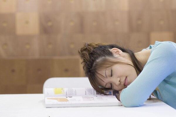 午后睡覺(jué)為什么會(huì)頭暈 午睡要注意什么 午后睡覺(jué)為什么會(huì)頭暈 午睡要注意什么