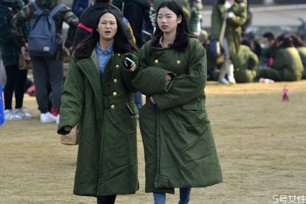 軍大衣和羽絨服哪個暖和 軍大衣和羽絨服哪個抗寒 軍大衣和羽絨服哪個暖和 軍大衣和羽絨服哪個抗寒