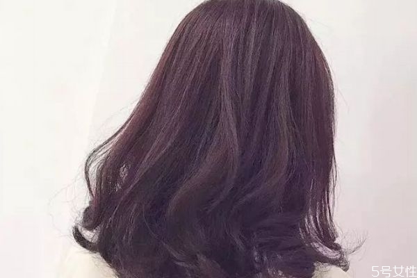 燙完頭發(fā)多久可以洗呢 燙發(fā)完有什么注意的呢 燙完頭發(fā)多久可以洗呢 燙發(fā)完有什么注意的呢