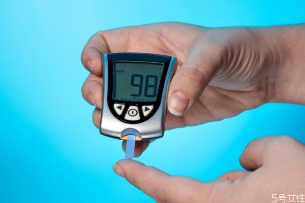 為什么會(huì)手麻呢 手麻的原因有什么呢 為什么會(huì)手麻呢 手麻的原因有什么呢