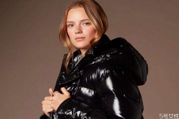 如何判斷羽絨服質(zhì)量好壞 羽絨服跑毛的解決方法 如何判斷羽絨服質(zhì)量好壞 羽絨服跑毛的解決方法