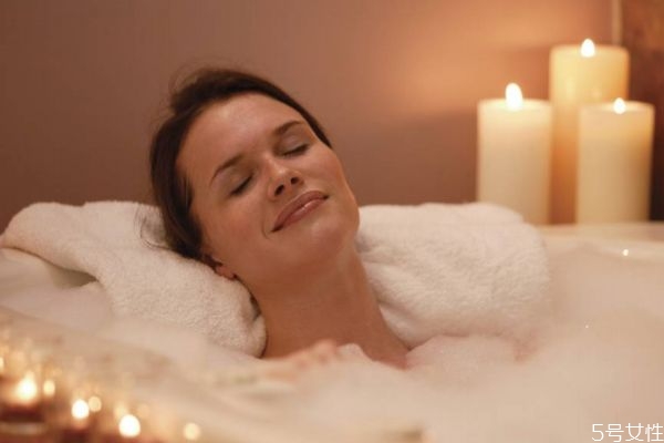 泡澡可以敷面膜嗎 泡澡敷面膜有好處嗎 泡澡可以敷面膜嗎 泡澡敷面膜有好處嗎