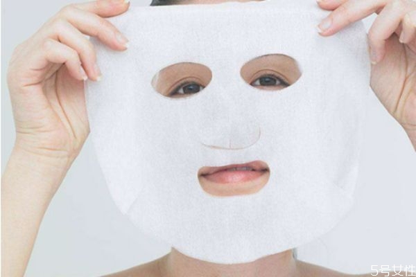 晚上貼了面膜要不要洗一下臉 晚上貼面膜的好處是什么 晚上貼了面膜要不要洗一下臉 晚上貼面膜的好處是什么