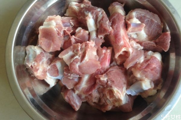 豬骨有什么營(yíng)養(yǎng)價(jià)值呢 吃豬骨有什么好處呢 豬骨有什么營(yíng)養(yǎng)價(jià)值呢 吃豬骨有什么好處呢