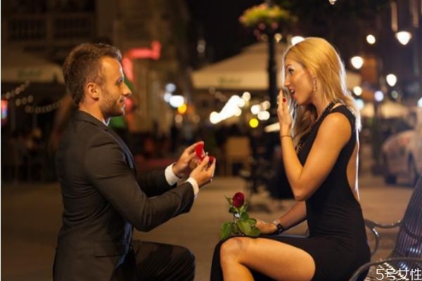 男女分手后的不同表現(xiàn) 分手后男女生的差別 男女分手后的不同表現(xiàn) 分手后男女生的差別