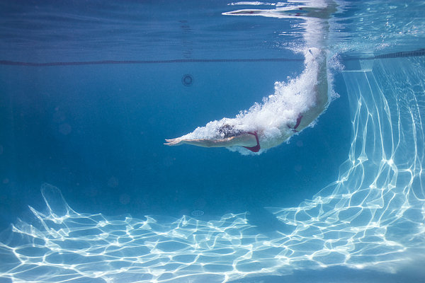 游泳時耳朵進水出不來怎么辦 游泳時如何預(yù)防耳朵進水 游泳時耳朵進水出不來怎么辦 游泳時如何預(yù)防耳朵進水
