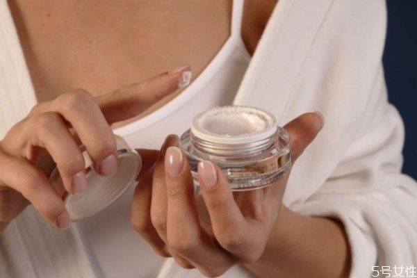 涂化妝品臉上刺痛怎么回事 涂護(hù)膚品臉上刺痛原因 涂化妝品臉上刺痛怎么回事 涂護(hù)膚品臉上刺痛原因