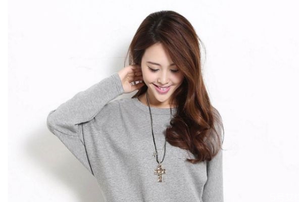 圓領(lǐng)衣服和v領(lǐng)有什么區(qū)別呢 如何挑選適合自己衣領(lǐng)呢 圓領(lǐng)衣服和v領(lǐng)有什么區(qū)別呢 如何挑選適合自己衣領(lǐng)呢