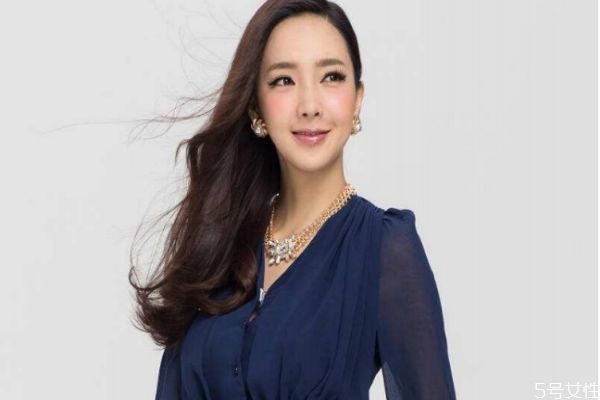 圓領(lǐng)衣服和v領(lǐng)有什么區(qū)別呢 如何挑選適合自己衣領(lǐng)呢 圓領(lǐng)衣服和v領(lǐng)有什么區(qū)別呢 如何挑選適合自己衣領(lǐng)呢