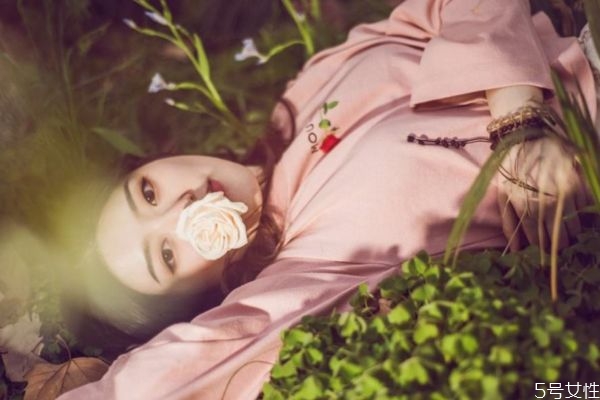 圓領(lǐng)衣服和v領(lǐng)有什么區(qū)別呢 如何挑選適合自己衣領(lǐng)呢 圓領(lǐng)衣服和v領(lǐng)有什么區(qū)別呢 如何挑選適合自己衣領(lǐng)呢