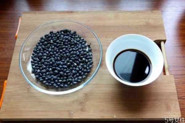 為什么要醋泡黑豆呢 醋泡黑豆有什么好處呢 為什么要醋泡黑豆呢 醋泡黑豆有什么好處呢