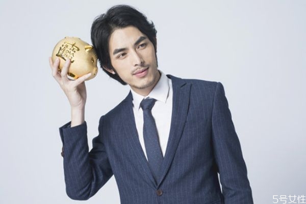 小西裝如何清洗 小西裝怎么防止褶皺 小西裝如何清洗 小西裝怎么防止褶皺