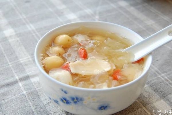 百合銀耳湯有什么營(yíng)養(yǎng)價(jià)值呢 百合銀耳湯怎么做好吃呢 百合銀耳湯有什么營(yíng)養(yǎng)價(jià)值呢 百合銀耳湯怎么做好吃呢