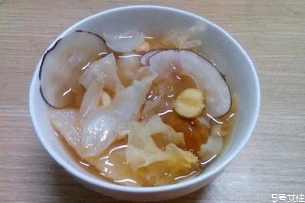 百合銀耳湯有什么營(yíng)養(yǎng)價(jià)值呢 百合銀耳湯怎么做好吃呢 百合銀耳湯有什么營(yíng)養(yǎng)價(jià)值呢 百合銀耳湯怎么做好吃呢