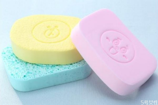 洗臉撲不起泡沫怎么辦 怎么用洗臉撲洗臉更干凈 洗臉撲不起泡沫怎么辦 怎么用洗臉撲洗臉更干凈