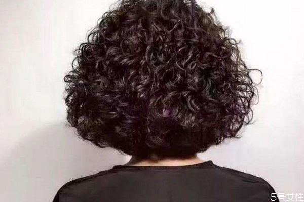 卷發(fā)怎么打理頭發(fā)呢 怎么樣卷發(fā)才維持的久呢 卷發(fā)怎么打理頭發(fā)呢 怎么樣卷發(fā)才維持的久呢