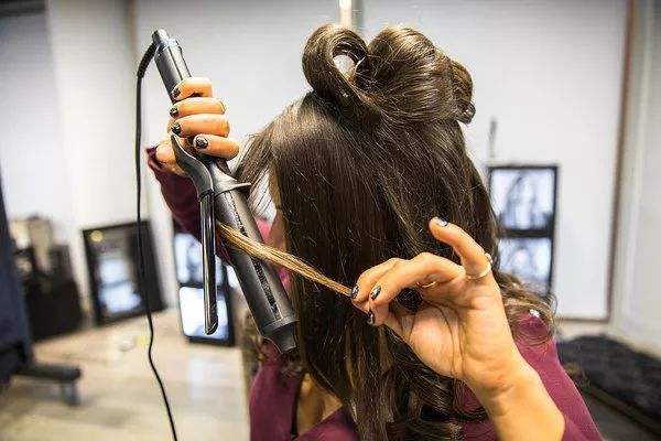 卷發(fā)棒對(duì)頭發(fā)的傷害有哪些 使用卷發(fā)棒的禁忌 卷發(fā)棒對(duì)頭發(fā)的傷害有哪些 使用卷發(fā)棒的禁忌