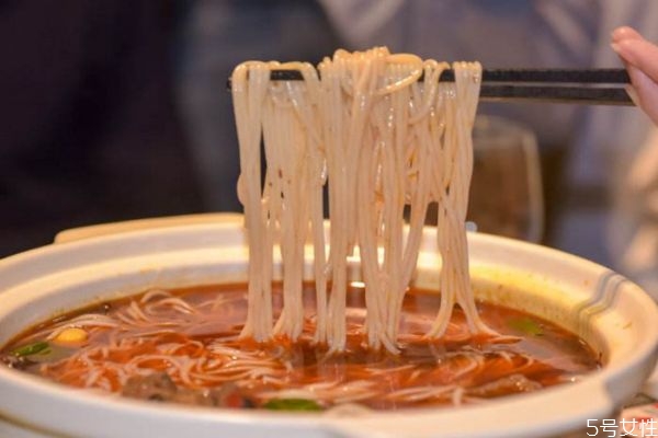 米粉是用什么做的呢 米粉可以經(jīng)常吃嗎 米粉是用什么做的呢 米粉可以經(jīng)常吃嗎