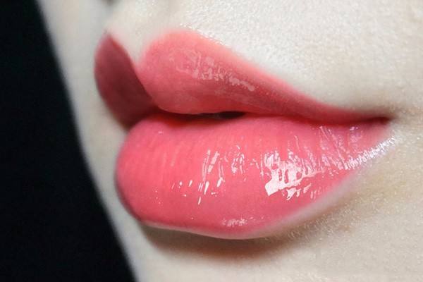 嘴唇干裂開口了怎么辦 嘴唇干涂什么好的快 嘴唇干裂開口了怎么辦 嘴唇干涂什么好的快