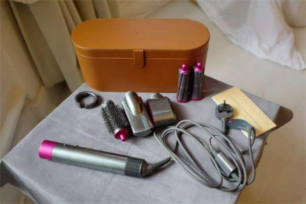 戴森卷發(fā)棒真的不傷頭發(fā)嗎 戴森卷發(fā)棒干頭發(fā)可以用嗎 戴森卷發(fā)棒真的不傷頭發(fā)嗎 戴森卷發(fā)棒干頭發(fā)可以用嗎