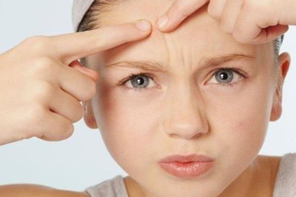 閉口粉刺和痘痘的區(qū)別 正確去除粉刺痘痘的方法 閉口粉刺和痘痘的區(qū)別 正確去除粉刺痘痘的方法