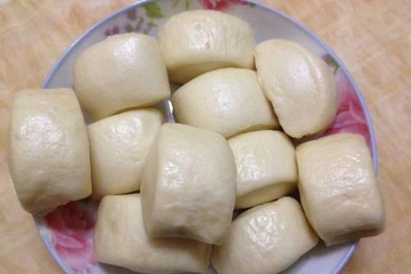 饅頭用熱水蒸還是冷水蒸 饅頭怎么蒸不破 饅頭用熱水蒸還是冷水蒸 饅頭怎么蒸不破