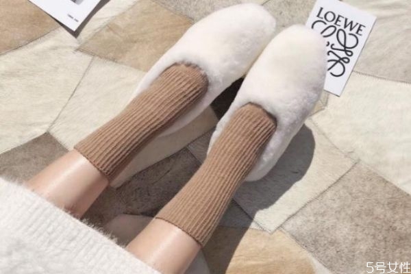 毛毛鞋配什么襪子 毛毛鞋穿搭 毛毛鞋配什么襪子 毛毛鞋穿搭