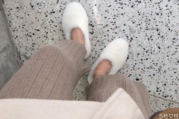 毛毛鞋配什么襪子 毛毛鞋穿搭 毛毛鞋配什么襪子 毛毛鞋穿搭