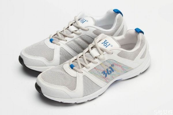 白色的網(wǎng)面鞋黃了怎么辦 清洗白色網(wǎng)面鞋的小妙招 白色的網(wǎng)面鞋黃了怎么辦 清洗白色網(wǎng)面鞋的小妙招