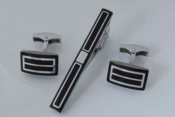 領(lǐng)帶夾怎么用 領(lǐng)帶夾夾在哪個(gè)位置合適 領(lǐng)帶夾怎么用 領(lǐng)帶夾夾在哪個(gè)位置合適