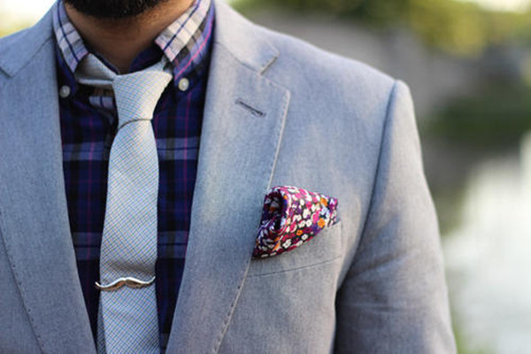 領(lǐng)帶夾怎么用 領(lǐng)帶夾夾在哪個位置合適 領(lǐng)帶夾怎么用 領(lǐng)帶夾夾在哪個位置合適