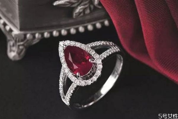 紅寶石和藍寶石有什么不同 紅寶石和藍寶石的區(qū)別 紅寶石和藍寶石有什么不同 紅寶石和藍寶石的區(qū)別