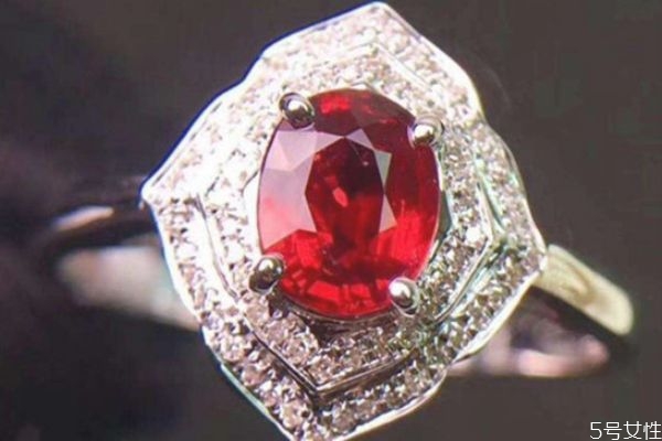 紅寶石為什么會裂 紅寶石有內(nèi)裂正常嗎 紅寶石為什么會裂 紅寶石有內(nèi)裂正常嗎