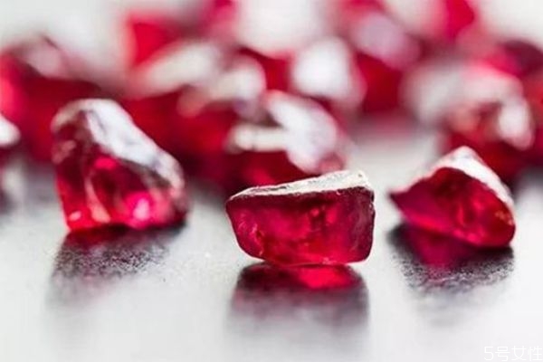 紅寶石與紅碧璽哪個比較好 紅寶石和碧璽的區(qū)別 紅寶石與紅碧璽哪個比較好 紅寶石和碧璽的區(qū)別