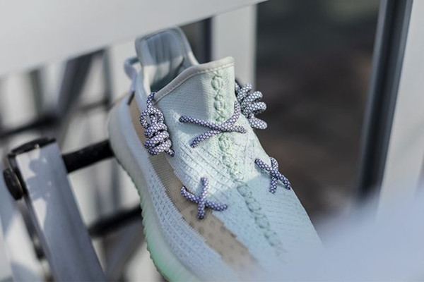 椰子350kaws鞋帶是怎樣的 椰子350kaws鞋帶怎么系好看 椰子350kaws鞋帶是怎樣的 椰子350kaws鞋帶怎么系好看