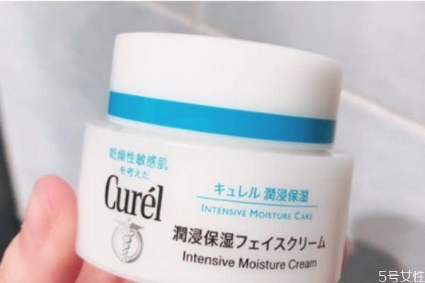 冬天護(hù)膚為什么使用面霜 冬天抹霜還用抹乳液嗎 冬天護(hù)膚為什么使用面霜 冬天抹霜還用抹乳液嗎